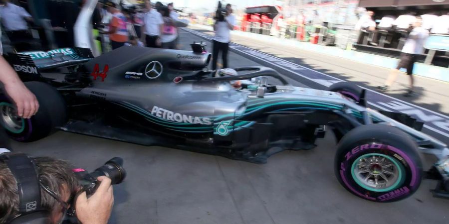 Der amtierende Weltmeister Lewis Hamilton beweist bereits beim ersten Training der Saison, dass er in Form ist.