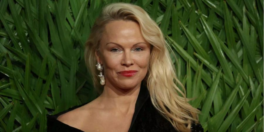 Schauspielerin Pamela Anderson ist befreundet mit Julian Assange.