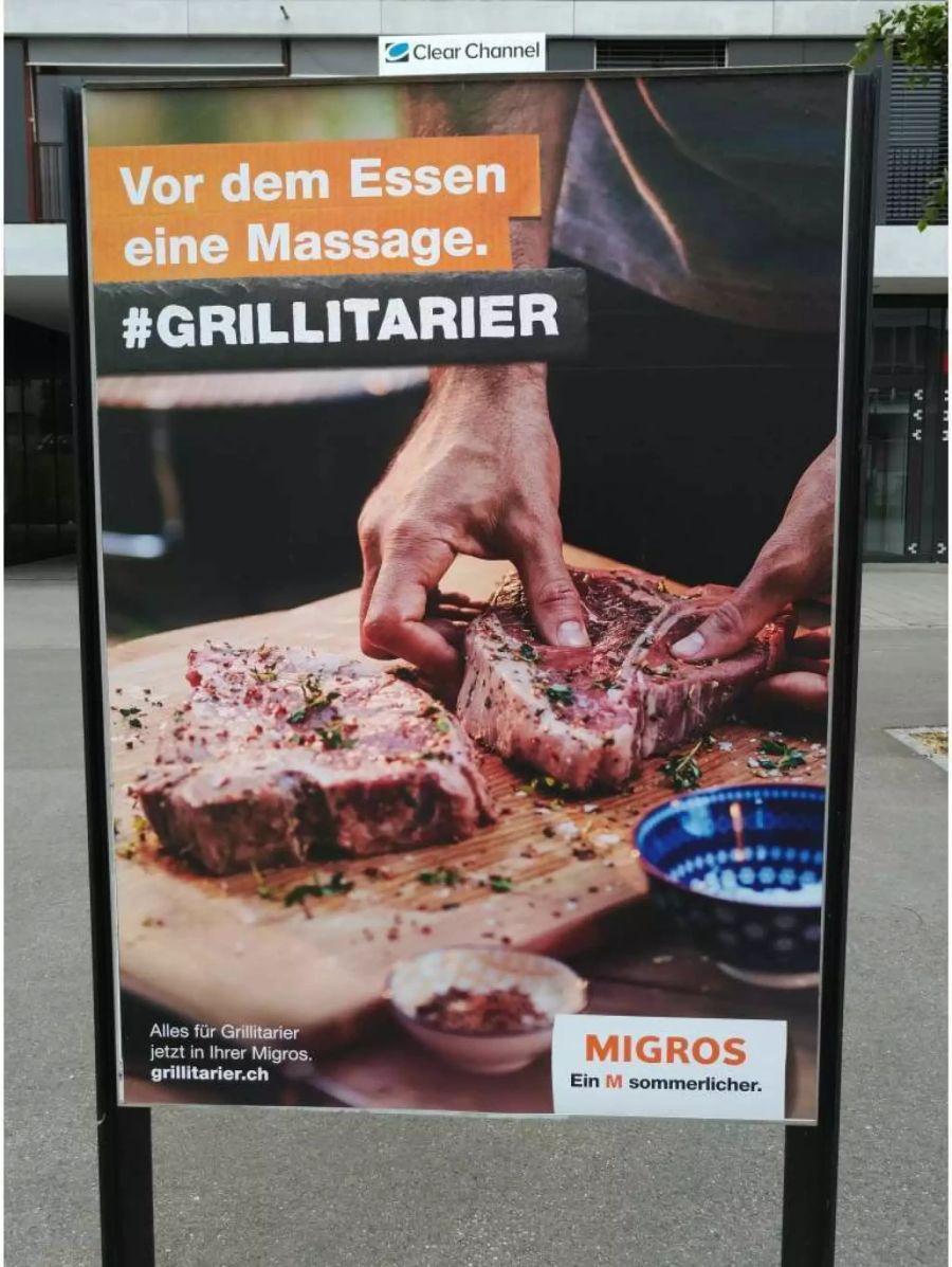 Dieses Plakat kommt nicht überall gut an.