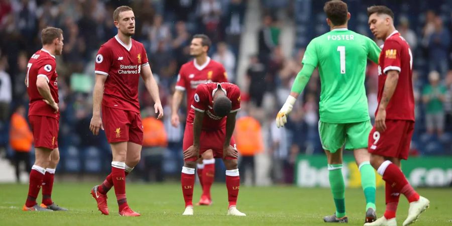 Liverpools Spieler lassen nach dem Spiel die Köpfe hängen.