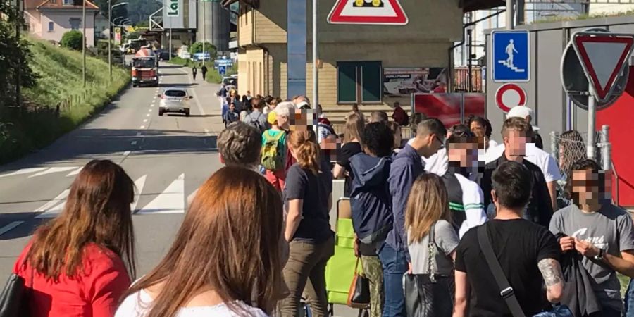 Die Pendler stecken in Thörishaus BE fest.