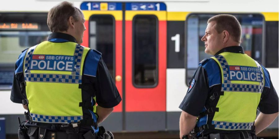 Für die Weiterfahrt nach Zürich wurden rund 30 Polizisten aufgeboten.