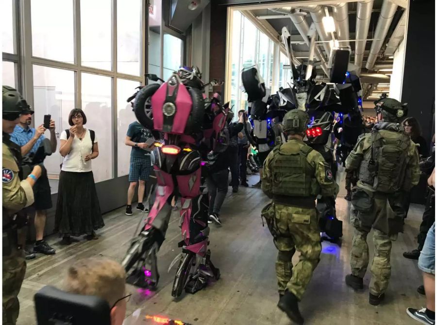 Cosplayer können aber durchaus gefürchig daher kommen, wie die Figuren aus «Transformers» hier an der Fantasy Basel.