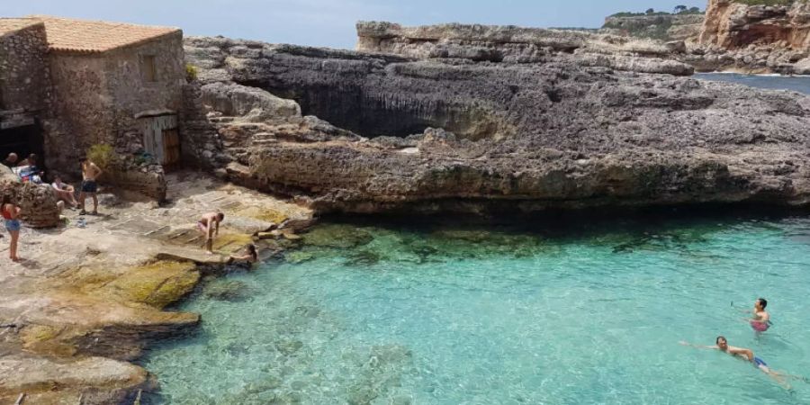 Der Strand von Cala s’Almunia.