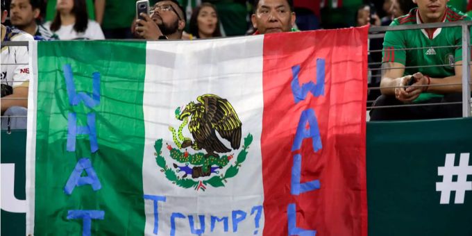 Ein höhnischer Schriftzug gegen Trump bei einem Fussball-Freundschaftsspiel zwischen Mexiko und Kroatien in Texas im März. Ein höhnischer Schriftzug gegen Trump bei einem Fussball-Freundschaftsspiel zwischen Mexiko und Kroatien in Texas im März.