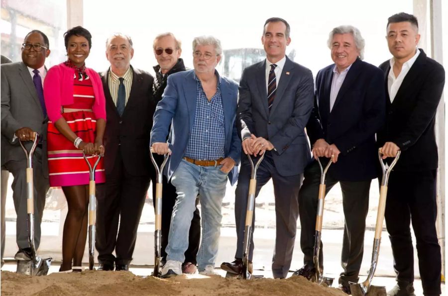 George Lucas, seine Frau Mellody Hobson, die Regisseure Steven Spielberg und Francis Ford Coppola sowie der Bürgermeister von Los Angeles, Eric Garcetti, waren unter anderem bei der Zeremonie anwesend.