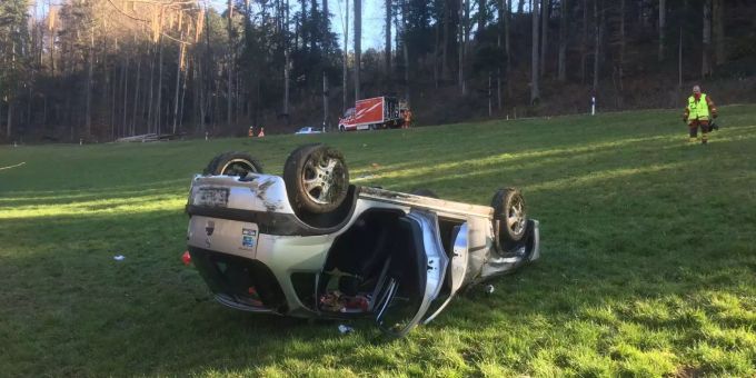 Gelterkinden - Fahrzeug überschlägt sich und landet auf dem Dach