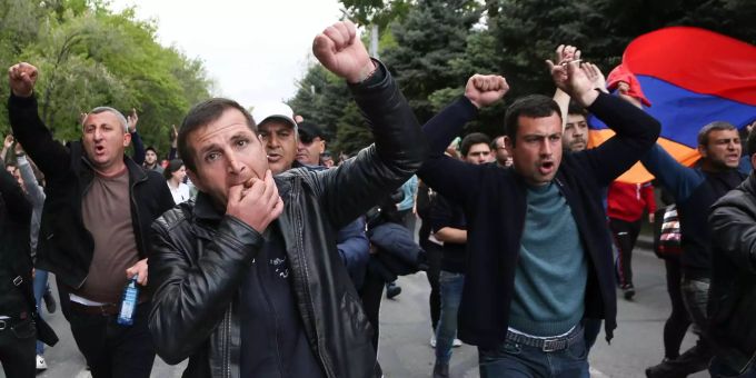 In Jerewan kam es nach geplatzten Beratungen erneut zu Demonstrationen. In Jerewan kam es nach geplatzten Beratungen erneut zu Demonstrationen.