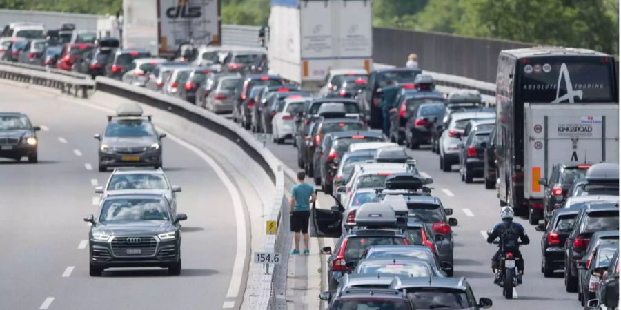 Das braucht Nerven: Am Samstagmorgen staut sich der Verkehr schon früh vor dem Gotthard.