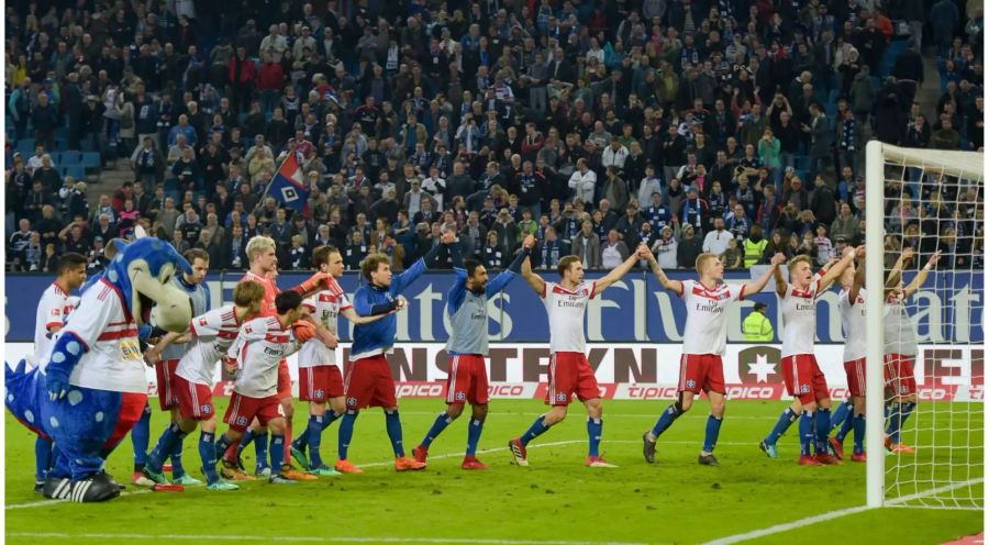 Die Hamburger werden doch nicht ...? Obwohl bereits von allen abgeschrieben, holt der HSV überraschend drei Punkte gegen Schalke. Zum Barrage-Platz fehlen zwar noch fünf Punkte, doch immerhin kann die Rote Laterne nach Köln gereicht werden.