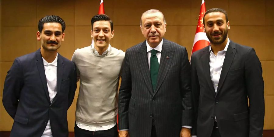 Hier posieren die Premier League-Stars Ilkay Gündogan, Mesut Özil und Cenk Tosun mit dem türkischen Präsidenten Recep Erdogan.