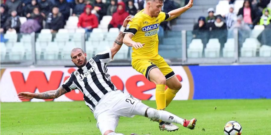 Der Turiner Stefano Sturaro kämpft gegen den gegen den Udinese-Schweizer Silvan Widmer um den Ball.