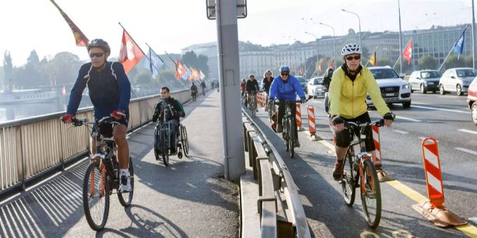 Velofahrer zahlen aktuell 40 Franken Busse, wenn sie auf dem Trottoir fahren. Velofahrer zahlen aktuell 40 Franken Busse, wenn sie auf dem Trottoir fahren.