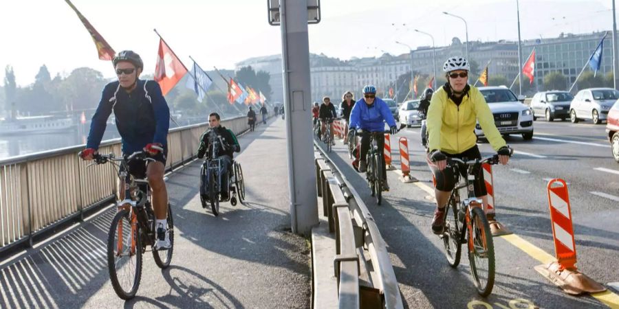 Velofahrer zahlen aktuell 40 Franken Busse, wenn sie auf dem Trottoir fahren.