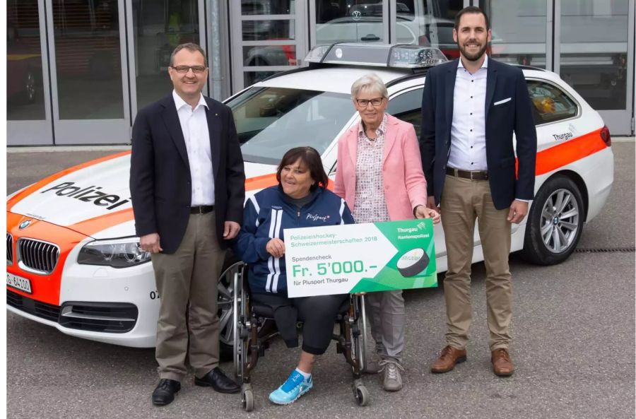 OK-Präsident und Polizeikommandant Jürg Zingg freut sich mit Franziska Schneider und Heidi Sauder von PluSport Thurgau sowie OK-Vizepräsident Matthias Graf, dass das Geld dem Behindertensport zugutekommt (v.l.n.r.).