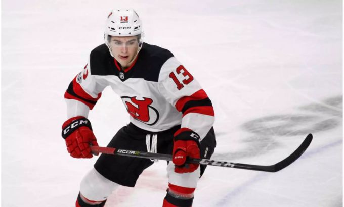 Holt erneuten Skorerpunkt: Nico Hischier. Holt erneuten Skorerpunkt: Nico Hischier.