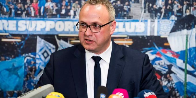 Frank Wettstein, der neue Vorstand des HSV, informiert an einer Pressekonferenz über die Neuerungen. Frank Wettstein, der neue Vorstand des HSV, informiert an einer Pressekonferenz über die Neuerungen.