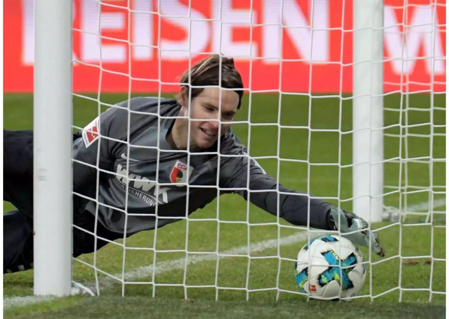 Der Schweizer Augsburg-Goalie Marwin Hitz macht beim Spiel gegen den VfL Wolfsburg keine gute Falle und greift beim 1:0 des Schmidt-Teams deutlich daneben. Kleines Trostpflaster: Augsburg dreht das Spiel noch und gewinnt mit 2:1.