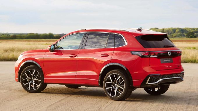 Schwarz glänzend abgesetzte Anbauteile sind Teil der optionalen R-Line, auch die riesigen Aluräder gehören dazu 2024 VW Tiguan eHybrid