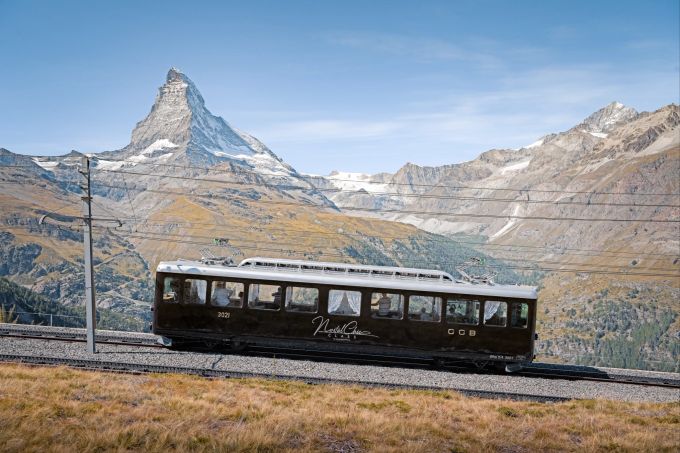 Die Fahrt in der «NostalChic Class» ist Teil des tagesfüllenden «NostalChic Class»-Angebots, das unter anderem einen Apéro riche im Restaurant «Golden LokDown» beinhaltet. Gornergrat Bahn