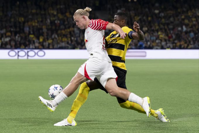 Xaver Schlager (RB Leipzig) gegen Mohamed Ali Camara (YB) in der Champions League. YB Leipzig Champions League