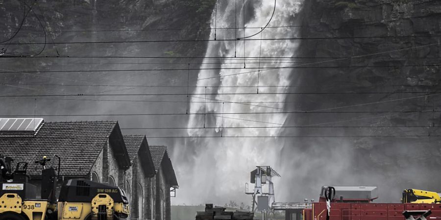 Der Wasserfall beim Bahnhof Biasca ist aufgrund der heftigen Regenfälle im Tessin stark angeschwollen.