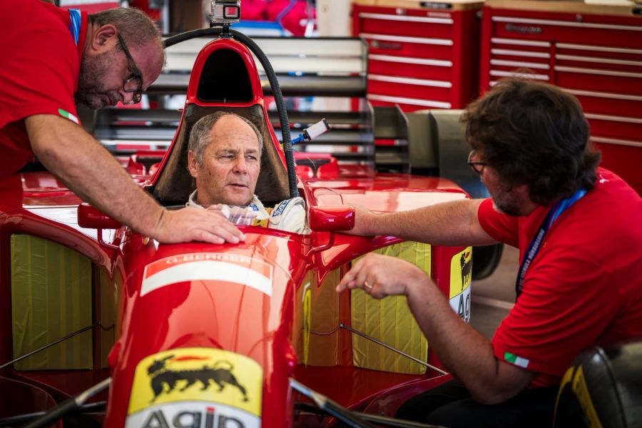 Ex-Formel-1-Pilot Gerhard Berger steuert seinen Ferrari aus der Saison 1995.