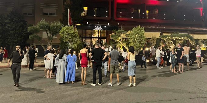 Touristen in Marrakesch suchen Schutz vor dem Erdbeben. Erdbeben