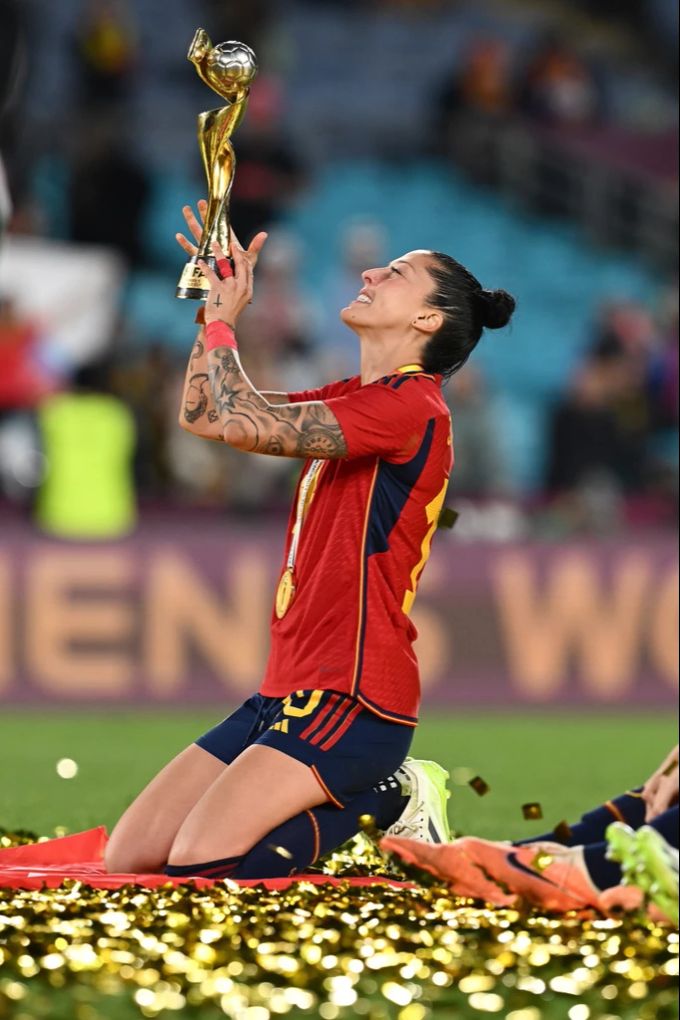 Jennifer Hermoso hält den WM-Pokal in die Luft. jennifer hermoso