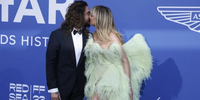 Mann und Frau küssen sich