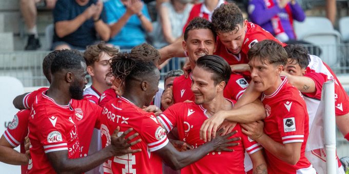 Hélios Sessolo (m) lässt sich von den Thunern für seinen Treffer zum 2:0 feiern. FC Thun Hélios Sessolo
