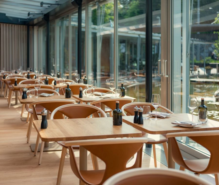 Moderne und helle Räumlichkeiten mit Blick auf den Teich: Giardino Restaurant & Bar im Kursaal Bern.