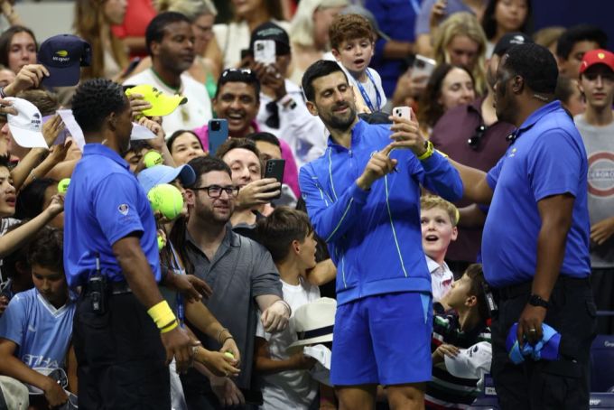 Djokovic lässt sich nach dem Einzug in den Viertelfinal der US Open von den Fans feiern. Djokovic