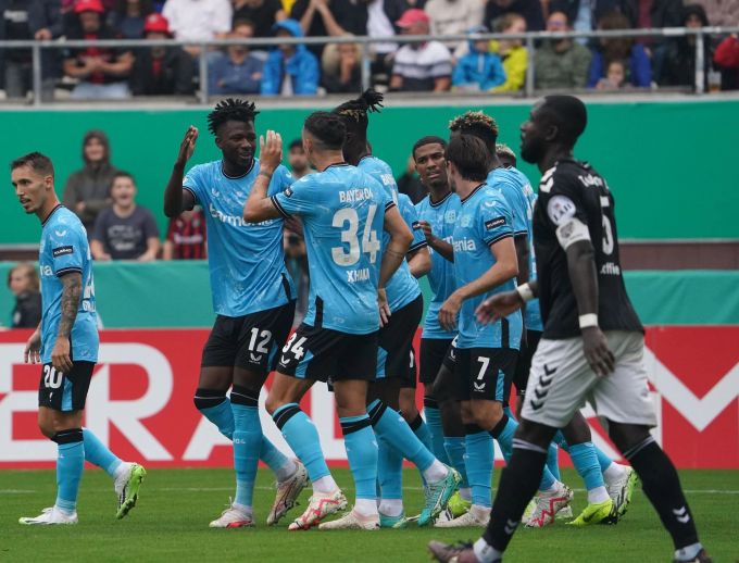 Granit Xhaka feiert mit seinen Teamkollegen das Tor zum 1:0 für Bayer Leverkusen. Bayer Leverkusen Granit Xhaka