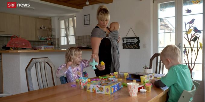 Die Familie Nobs aus Bern zahlt jetzt schon fast 17'000 Franken an Krankenkassenprämien im Jahr. Im nächsten Jahr werden es wahrscheinlich nochmals um die acht Prozent mehr. Krankenkasse Prämien