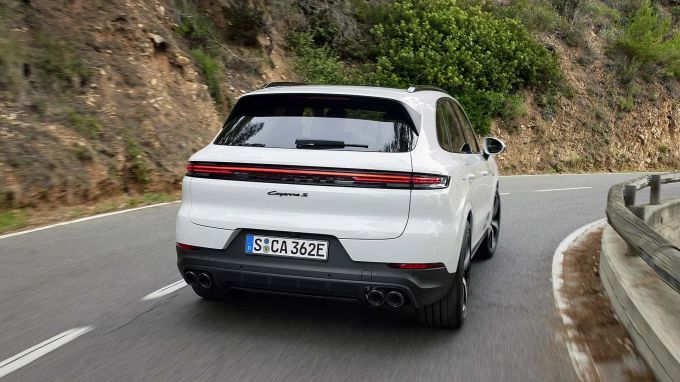 Das überarbeitete aktive PASM-Fahrwerk sorgt in Kombination mit der Luftfederung für noch mehr Sportlichkeit und Komfort gleichzeitig Porsche Cayenne S E-Hybrid