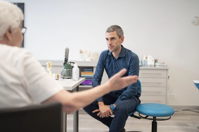 Ein Hausarzt im Ärztehaus Seebach in Zürich im Gespräch mit einem Patienten, aufgenommen am 19. August 2019. ärztliche Konsultation Arzt Gespräch
