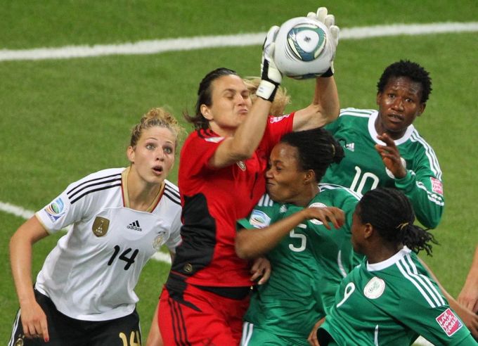 Kim Kulig (links) spielte einst selbst für die deutsche Nationalmannschaft, hier bei der Heim-WM 2011. EPA/ROLAND HOLSCHNEIDER fc basel frauen