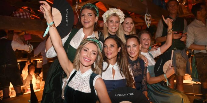 Lilly Becker (unten Mitte) feierte unter anderem mit Sandy Meyer-Wölden (rechts) daneben am Oktoberfest in München. Lilly Becker