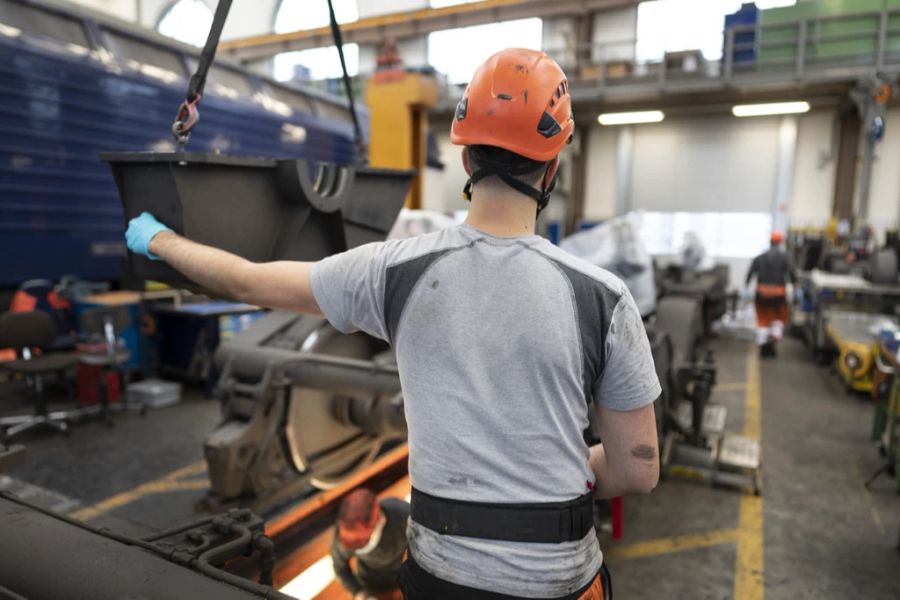 So würden Schweizerinnen und Schweizer beispielsweise deutlich öfters in ihrer Freizeit arbeiten, als unsere Nachbarn, erklärt Wirtschaftsexperte Föllmi. (Symbolbild)