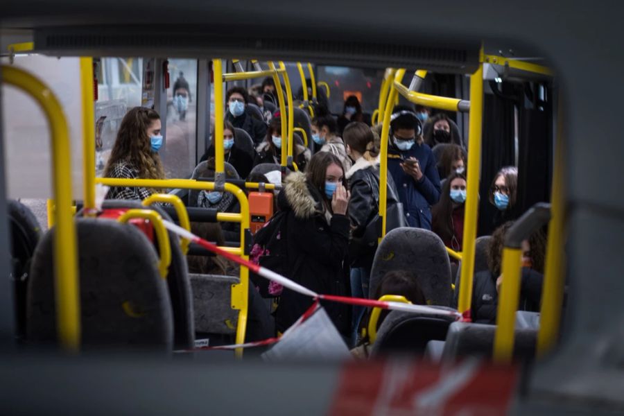 Postauto teilt mit: «Bei den meisten Leuten ist das Bewusstsein für den Schutz vor ansteckenden Krankheiten – und dass man sich in einem gewissen Mass davor schützen kann – gestiegen.» (Symb