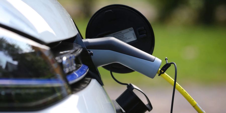 Energie tanken: Wer beim Laden ein paar Tipps beachtet, kann den Akku seines E-Autos schonen.