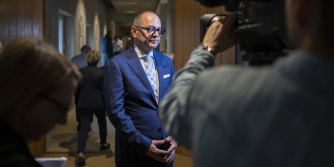 Josef Felder, Präsident des Verwaltungsrates Flughafen Zürich AG, spricht im Rathaus Hard über die Debatte des Kantonsrats zum geplanten Pistenausbau am Flughafen Zürich. debatte