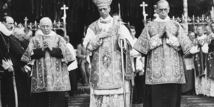 ARCHIV - Ein undatiertes Archivfoto von Papst Pius XII (M). Während des Zweiten Weltkriegs hat die katholische Kirche in Rom nach bislang unveröffentlichten Dokumenten mehr als 3000 Juden versteckt. Foto: Uncredited/AP/dpa