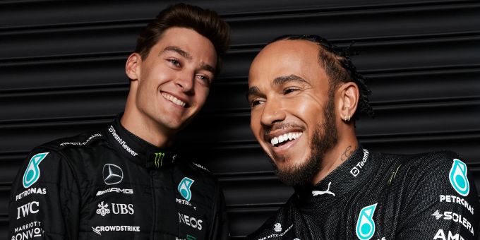 George Russell und Lewis Hamilton bleiben bis Ende 2025 bei Mercedes. Mercedes Russell Hamilton 2025