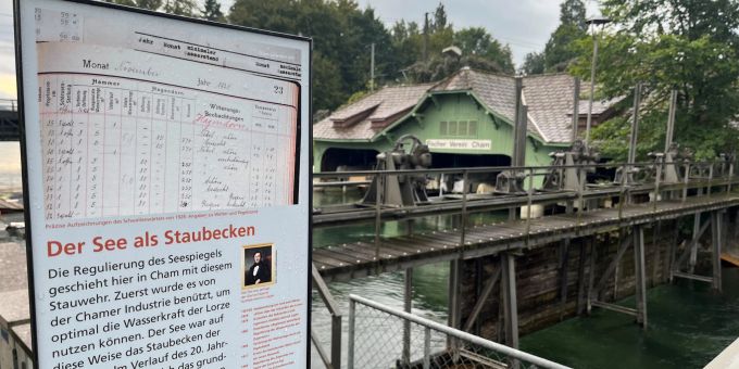 Cham werden neue Gebäudetafeln mit historischen Hintergrundinformationen aufgestellt, wie beim Stauwehr am Seeausgang. Stauwehr am Seeausgang.