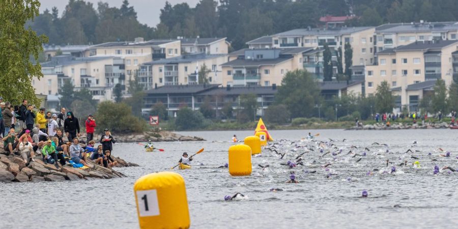 Bei der Triathlon-WM kam es zu einem tragischen Zwischenfall beim Schwimmen.