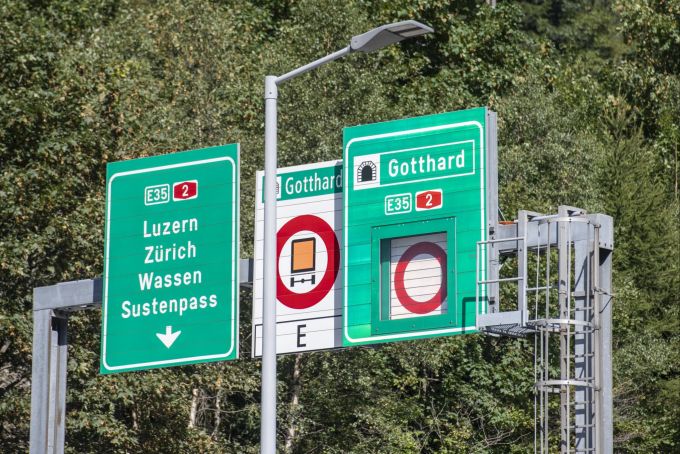 Ein Fahrverbotsschild am Eingang des Nordportals zum Gotthard Strassentunnel. Gotthard