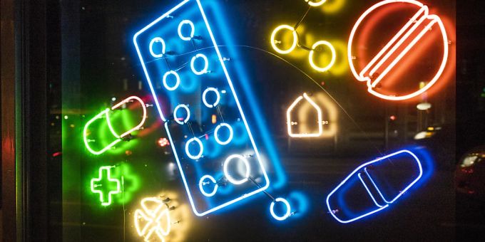 Die Pharmaindustrie 2022 rund 218 Millionen Franken an die Akteure in der Gesundheitsbranche: Neonpillen in einer Apotheke in Zürich.(Archivbild) Die Pharmaindustrie 2022 rund 218 Millionen Franken an die Akteure in der Gesundheitsbranche: Neonpillen in einer Apotheke in Zürich.(Archivbild)