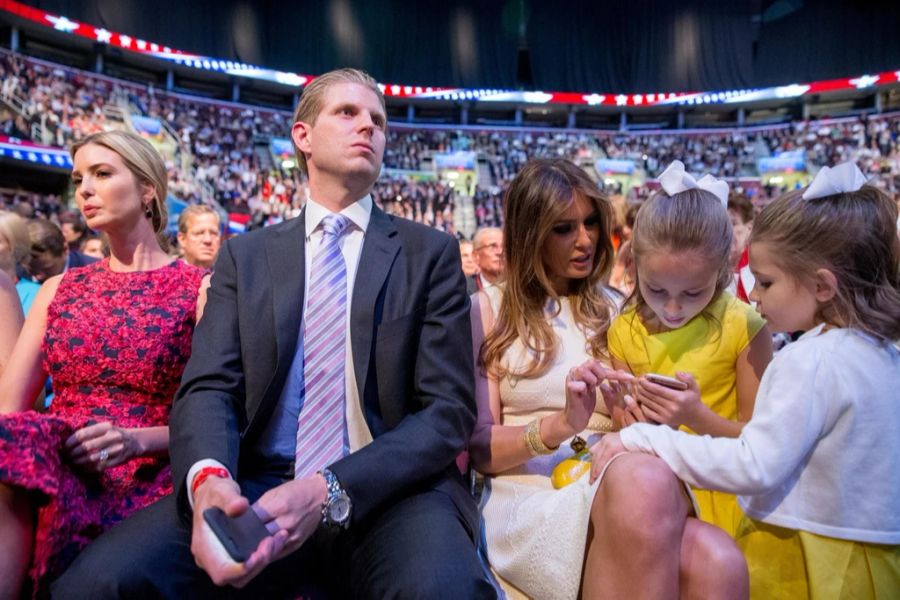 First Lady Melania Trump (weisses Kleid) spielt mit den Kindern von Senator Ted Cruz. Neben ihr sitzen Ivanka und Eric Trump.